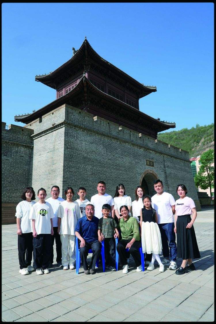 高志忠、贺梅全家合影。