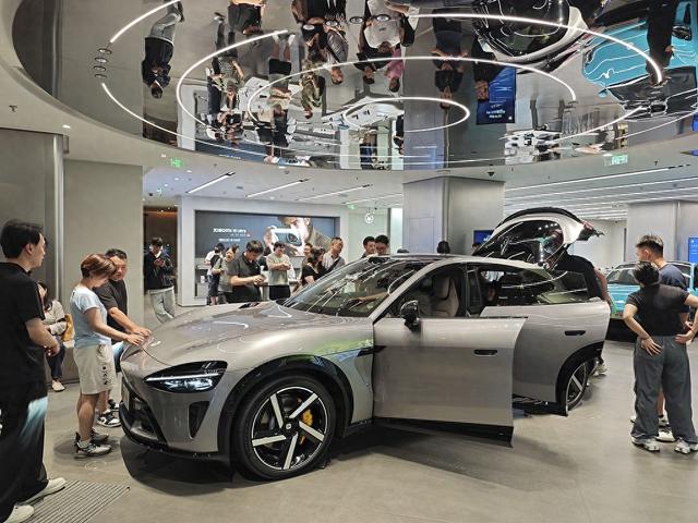 6月27日，上海，小米YU7上市，在小米徐汇百联旗舰店，不少消费者前来看车。视觉中国