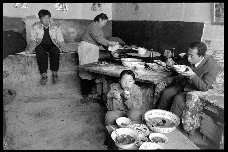 白整风、郭为生夫妇和儿子白小龙、女儿白莲花。1998年摄