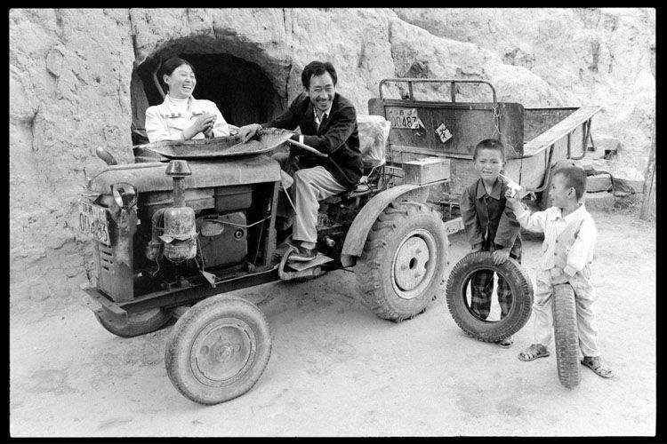 高斌李春丽夫妇和儿子高强、高刚。1997年摄