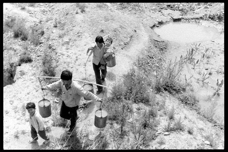 高志平王延霞夫妇和女儿高晶、高慧。1996年摄