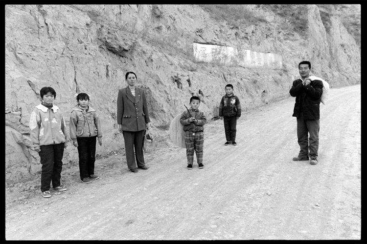 高志忠贺梅夫妇和女儿高婧、高虹、儿子高阳、高旭。