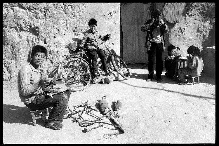 马治英在修理驴夹板。1996年摄