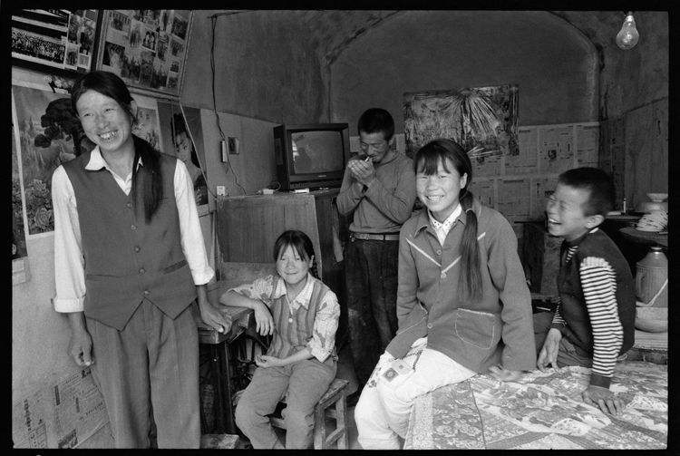 高志明常延梅夫妇和女儿高霞、高芬、儿子高飞。1996年摄