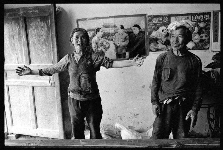 白海生夫妇在自家窑洞里。