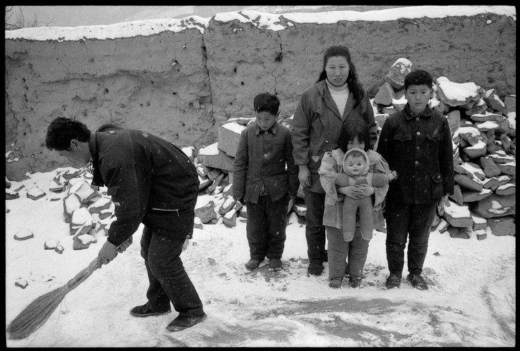 屈有社雷兰琴和儿子屈原、屈鹏、女儿屈小翠。1997年摄