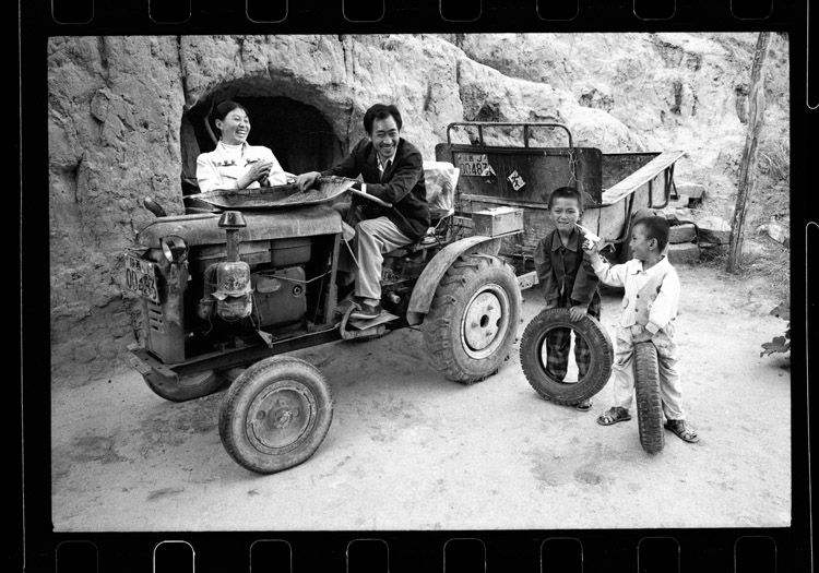 高斌李春丽夫妇和儿子高强、高刚。1997年摄