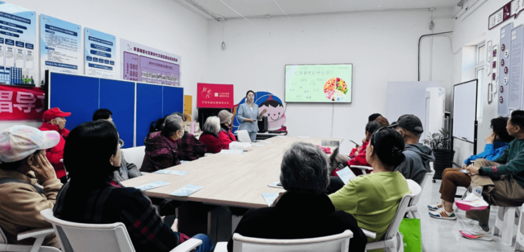长轻营养食疗的营养师给社区的中老年人分享营养与健康的知识。