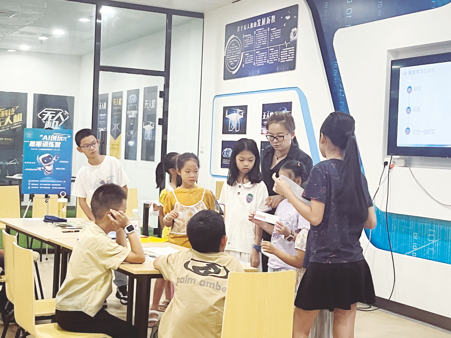     小读者积极参与“AI创玩π暑假训练营”公益活动。    本报记者陈蕾 摄