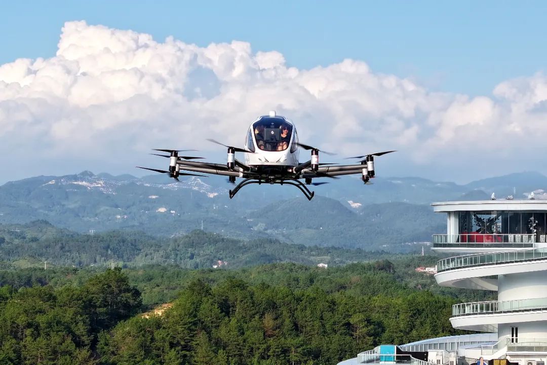 乘客搭乘eVTOL穿梭在海拔600米山顶之上的湖水峡谷间。图片来源：视觉中国