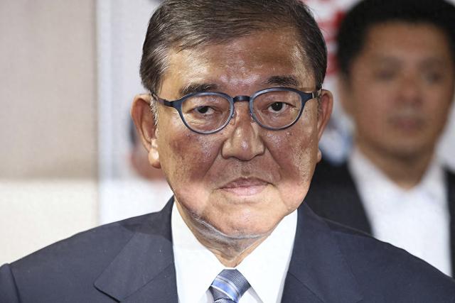 当地时间2025年7月23日，日本东京，日本首相石破茂在自民党总部与三位前首相会晤后，回答记者提问。 视觉中国 图