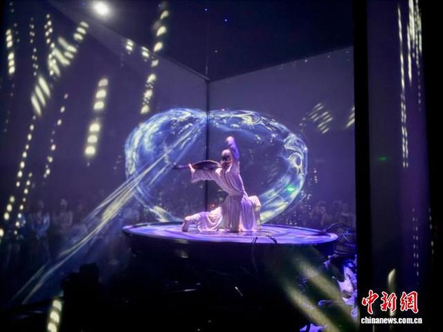 图为演出中,科技舞美和舞者组成的表演。王牧雨 摄