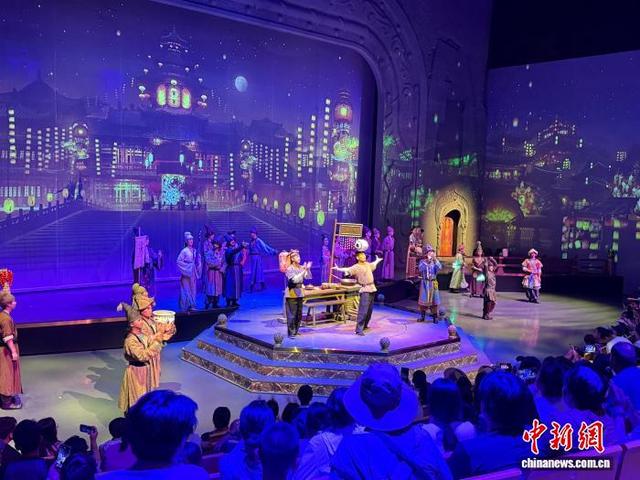 图为演员进行表演。王牧雨 摄