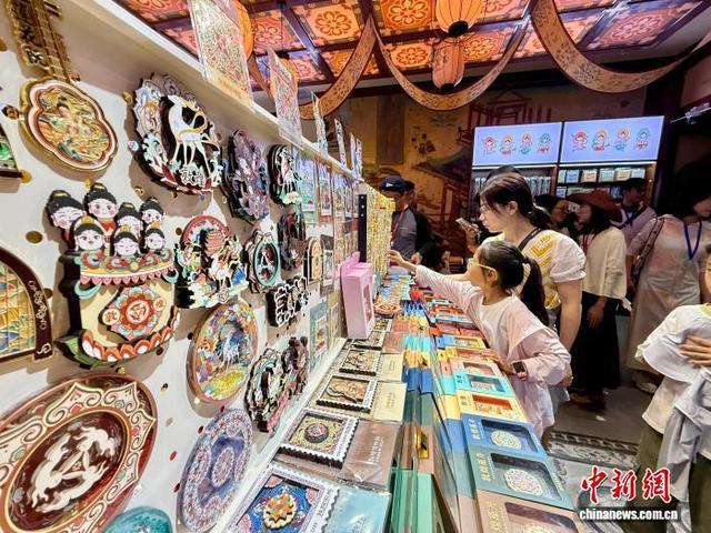 图为演出结束后,游客选购敦煌文创产品。王牧雨 摄