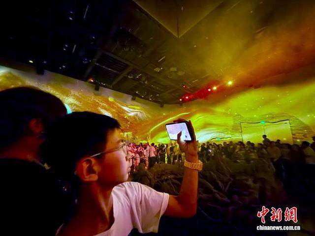 图为观众在观影中打卡拍照。王牧雨 摄