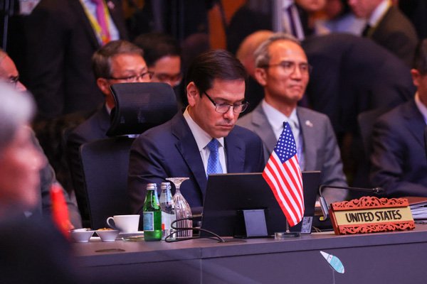 美国“中国专家”怒骂:特朗普不是要对抗中国吗?怎么把我们裁了