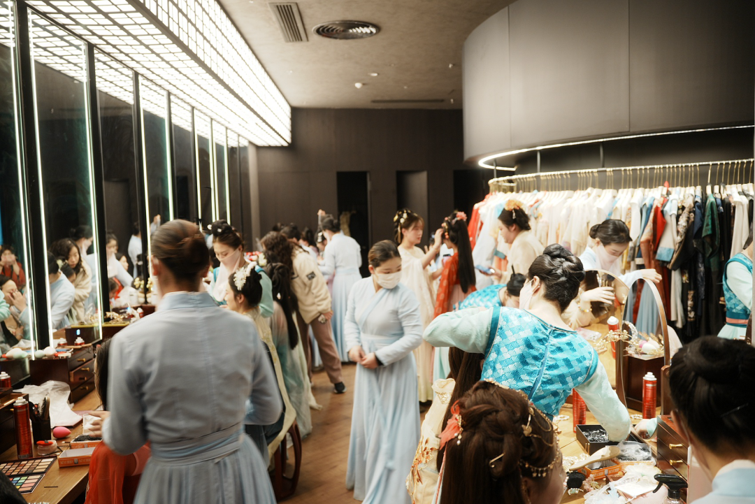 “妆造司”坐满了正在做造型的人。（图/视觉中国） 