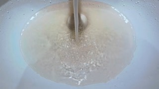业主提供的7月23日晚的自来水相片。