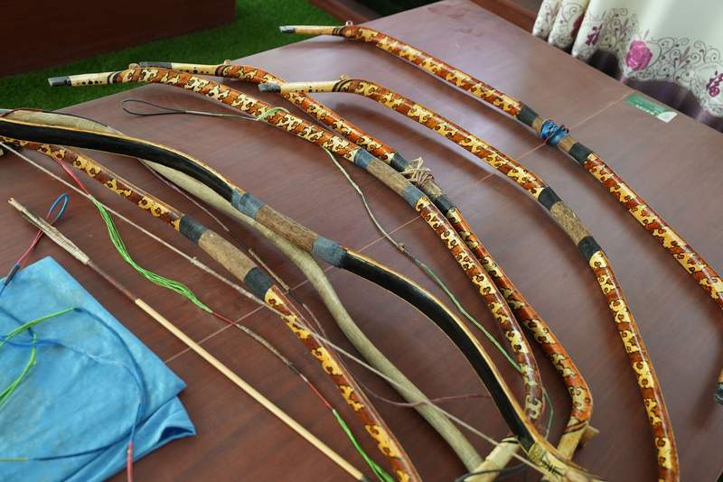 朋果制作的牛角弓。新京报贝壳财经记者 祁明远 摄