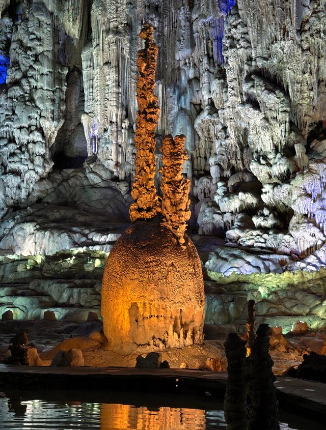 织金洞的石笋"霸王盔". 澎湃新闻记者 王珏玮 图