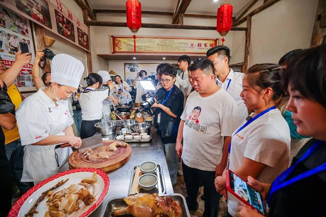卤鹅哥,桃子姐邀网友共品"双荣"美食 重庆荣昌,四川自贡两地网络达人