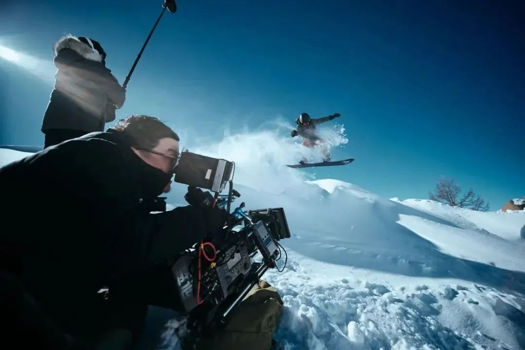 张绍波正在拍摄滑雪镜头。图源：受访者