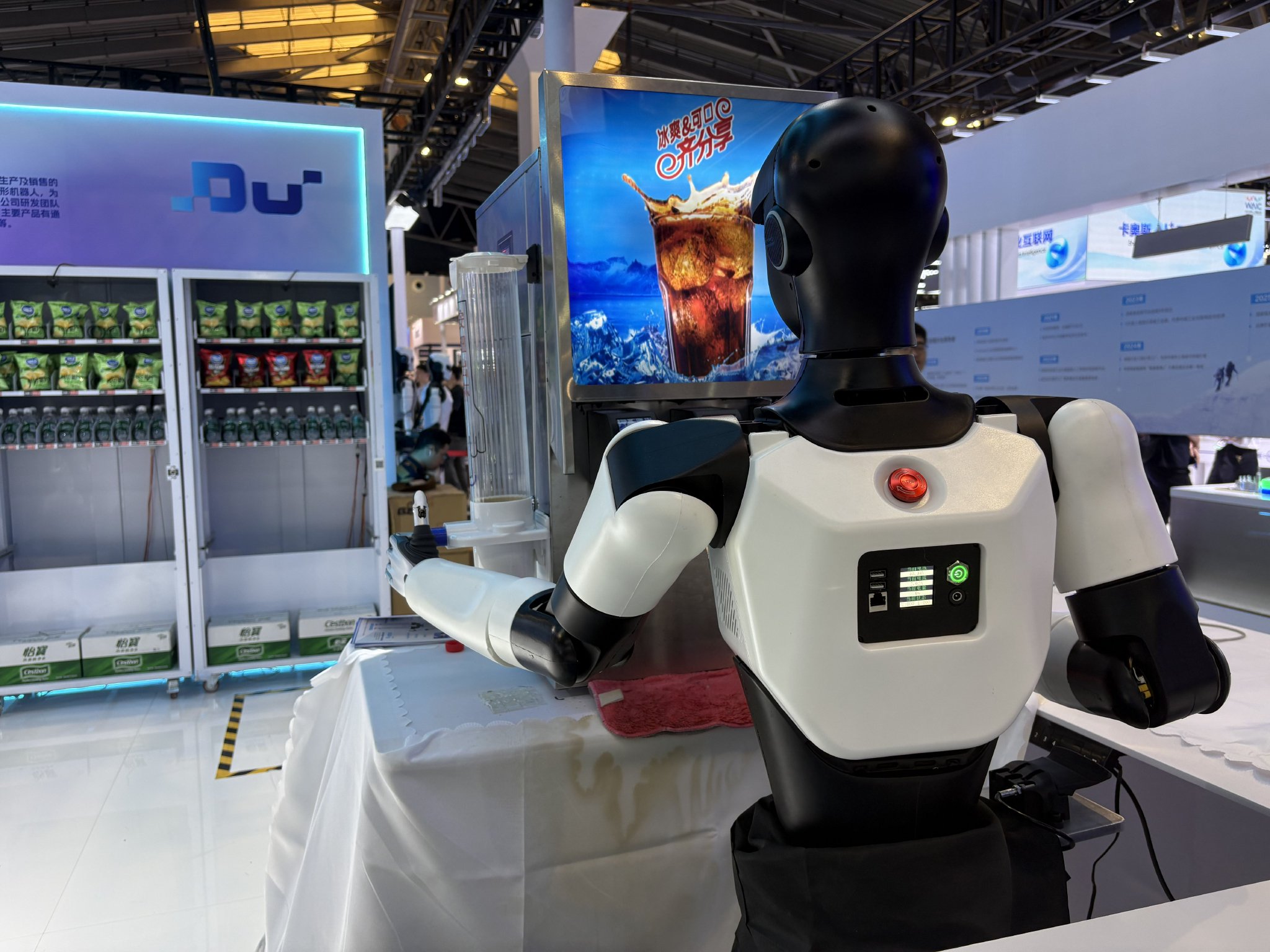 在WAIC倒可乐的机器人，明天要进厂打工了