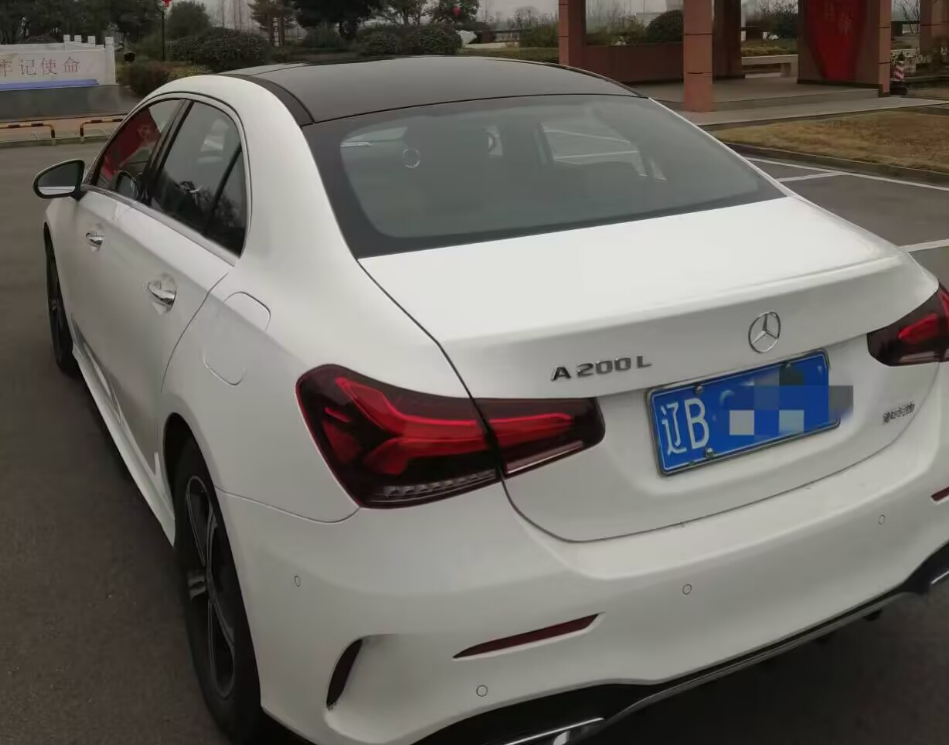 贷款买奔驰轿车却“货不对板”?消委会专家:经销商涉嫌欺诈(图2) 消费者收到的奔驰A200L轿车 吴采平/摄