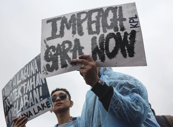 马科斯演讲时，抗议者在外举行集会。