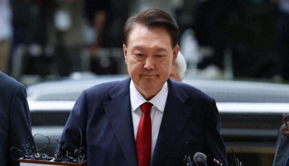 曾是一国总统,如今:脱囚服、撒泼打滚、硬抗执法,尹锡悦为了拖住金建希的腐败调查已不要颜面