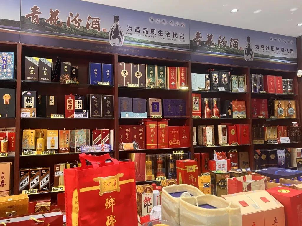 琳琅满目的货架，不见洋河踪影