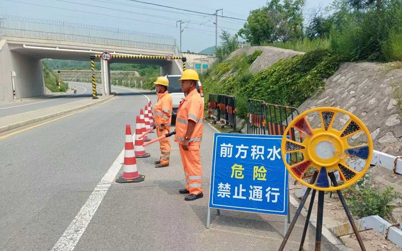 延庆区南山环线桥下，公路养护人员正在进行防汛值守。北京市交通委延庆公路分局供图