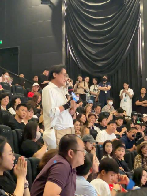 梁家辉亮相东极岛首映礼哽咽，称看片哭一晚上|梁家辉|东极岛_新浪新闻
