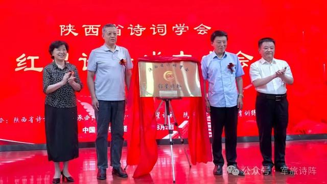 (从左往右依次为王小凤、卢冷夫、刘炜评、阎观臻)