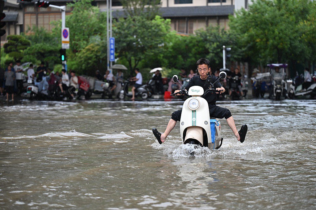郑州暴雨积水逐渐消退,明后天局地仍有强对流天气