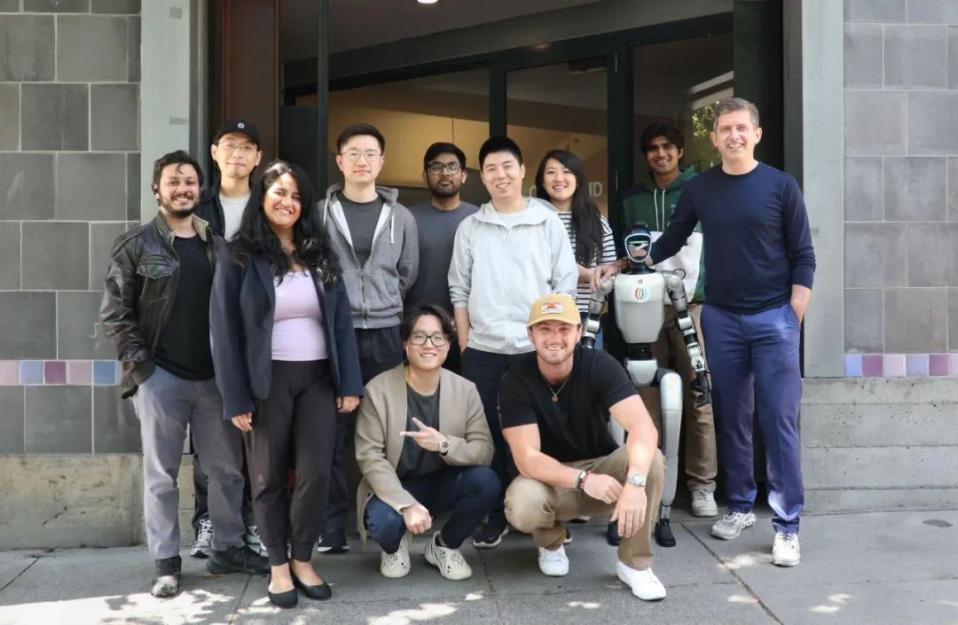 图 | OpenMind 的员工合影（来源：https://openmind.org/）