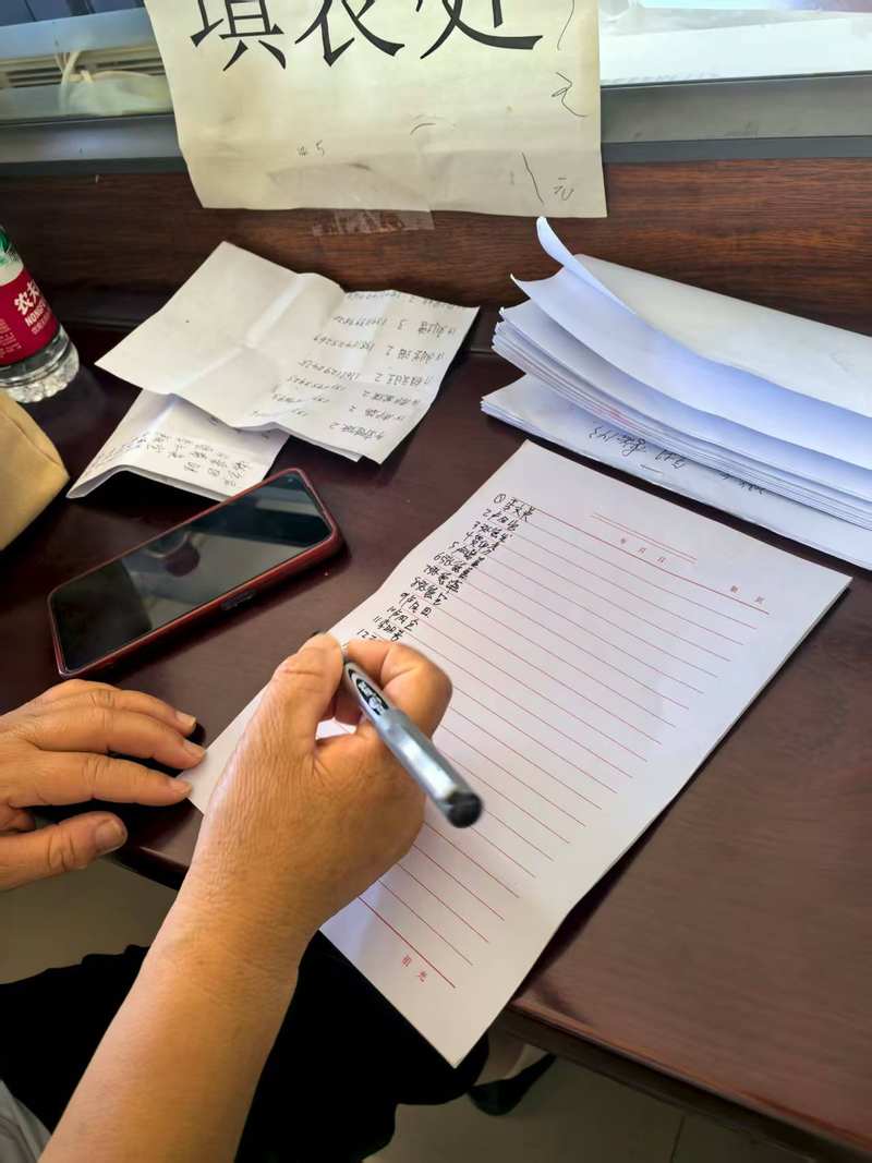 网格员尉彩华对照村民姓名逐一打电话。平谷区委宣传部供图