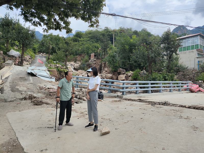 村支书李闯（左）的脚还未恢复。平谷区委宣传部供图