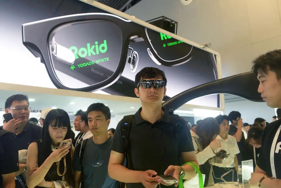 与Halliday相隔数米的Rokid展位