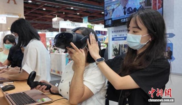 8月9日，台湾第二届高龄健康产业博览会正在台北举行。图为参观民众在佩戴VR眼镜体验中医“望闻问切”。中新社记者 朱贺 摄