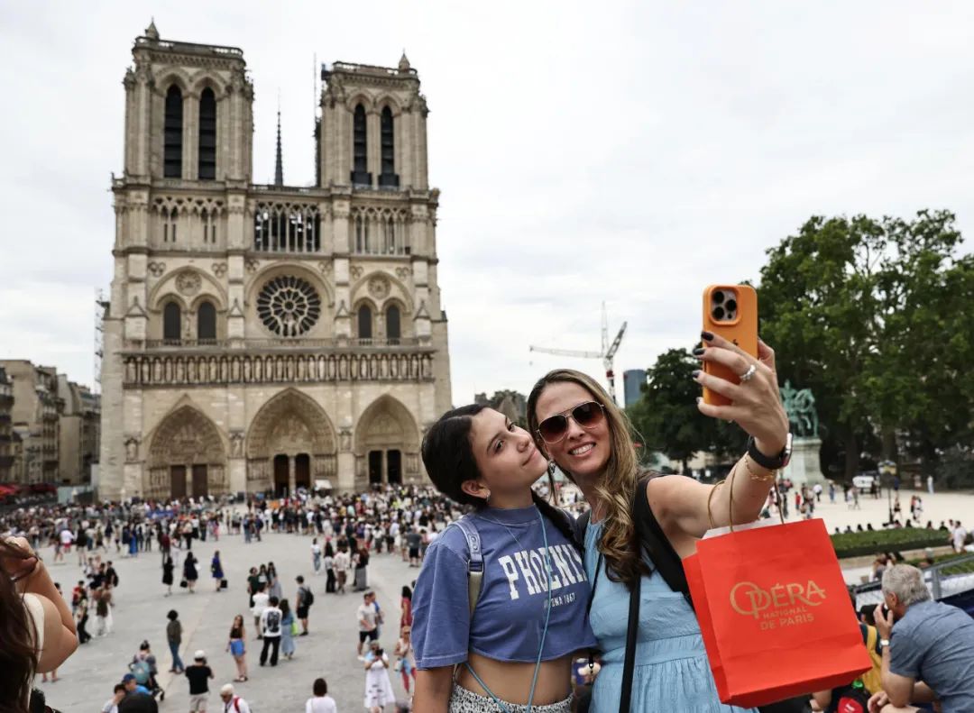 7月5日，两名女子在法国巴黎圣母院前自拍。新华社记者 高静 摄