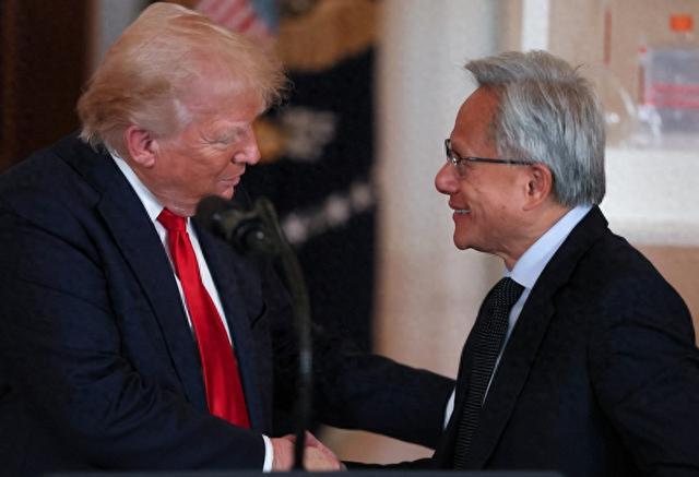 当地时分2025年4月30日，好意思国华盛顿，英伟达公司总裁兼首席本质官黄仁勋与好意思国总统特朗普捏手。 东方IC