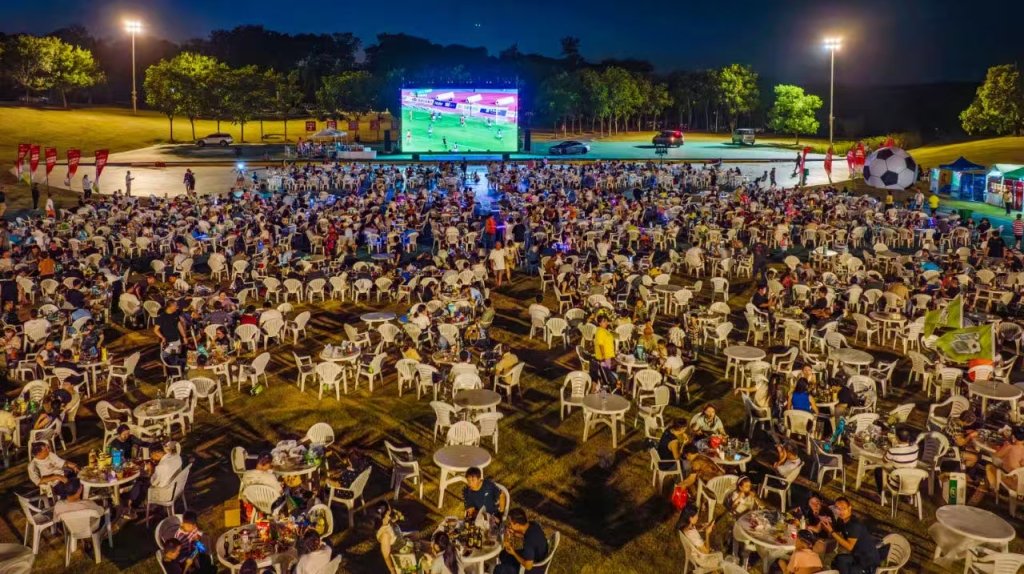 江苏各地结合美食、美景，搭建众多“苏超”观赛第二现场。“水韵江苏” 图