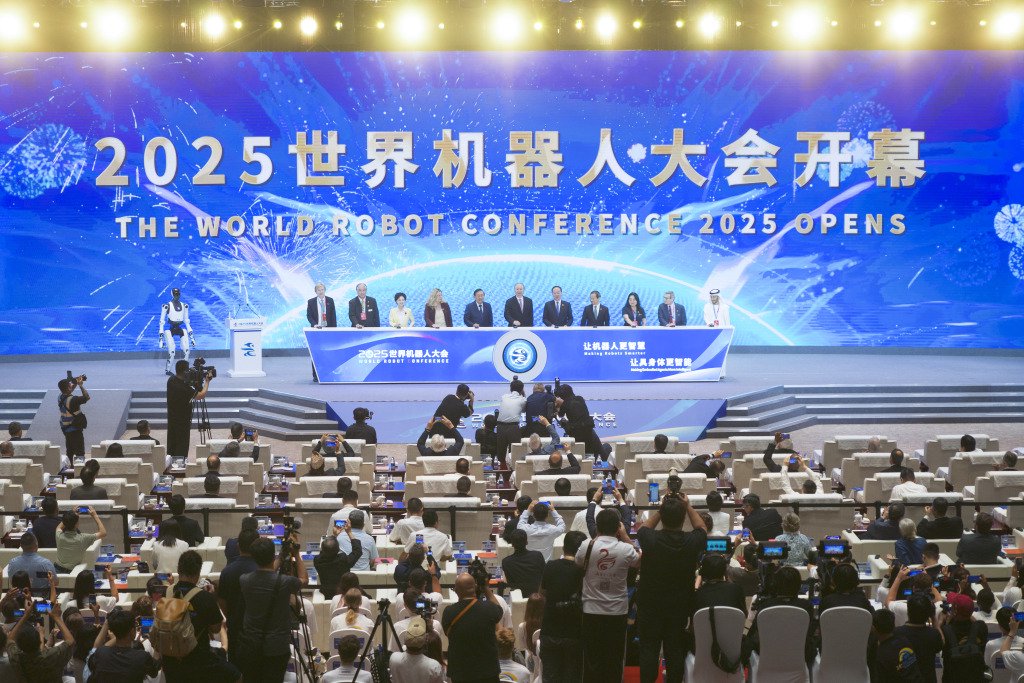8月8日，嘉宾为2025世界机器人大会揭幕。 新华社记者 谢晗 摄
