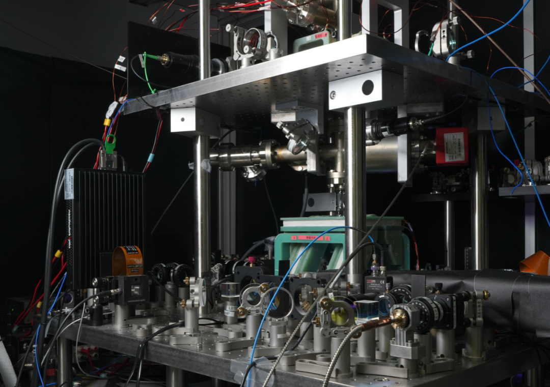 实验装置示意图。