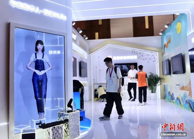 2024年3月29日，四川成都，第十一届中国网络视听大会现场，虚拟数字人亮相展区。 中新社记者 王磊 摄