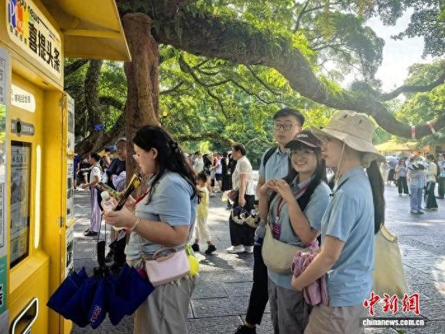 图为越南营员体验AI生成“桂林头条纪念报纸”。邓竣缤 摄