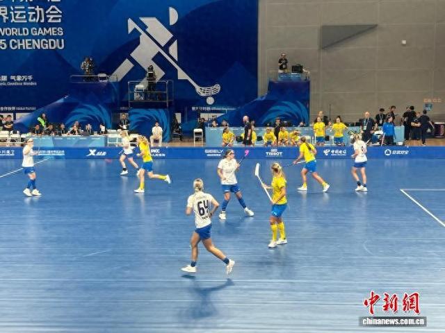 图为13日下午成都世运会软式曲棍球女子项目的决赛现场，白衣为芬兰队。记者 岳依桐 摄