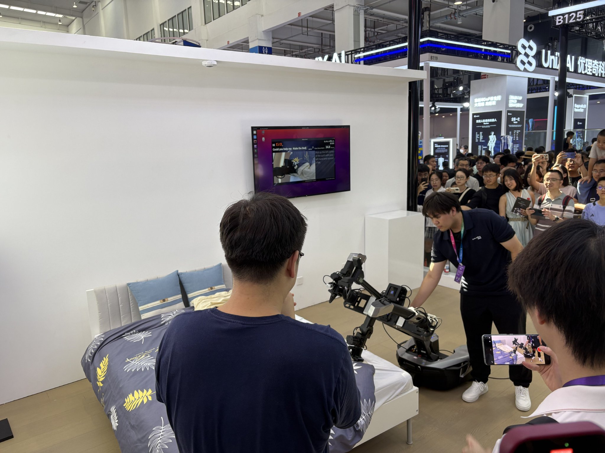 没有共识又如何？头部企业抢夺标准定义权，机器人“暗战”升级