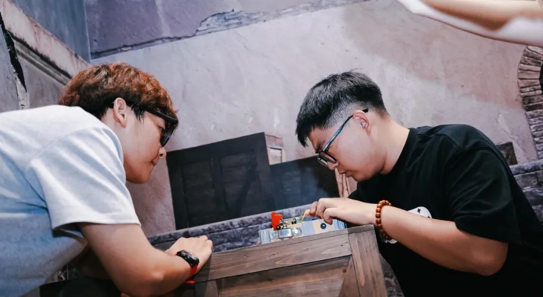 角落尽头的C4炸弹，玩家正在尝试拆除